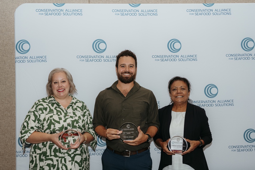 Danielle Lewis de Springboard Partners, Peter Adame de Lusamerica Foods et Indrani Luchtman de SFP, lauréats des Responsible Seafood Awards lors de la conférence de l'Alliance, se tiennent ensemble, tenant leurs prix et souriant. Chaque lauréat est récompensé par un prix distinct : Danielle pour sa contribution, Peter pour son esprit et Indrani pour le titre de membre du conseil d'administration de l'année. 